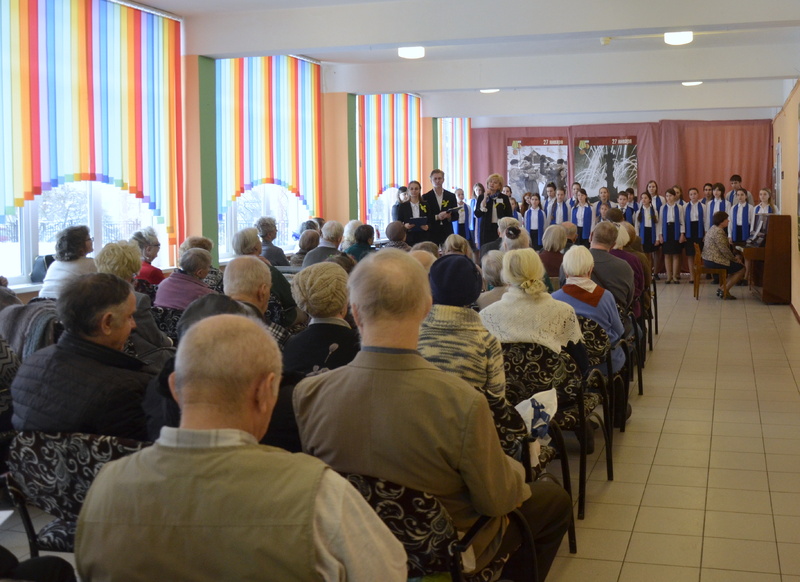 Ветеранам войны вручили памятные знаки «В честь 75-летия полного освобождения Ленинграда от фашистской блокады»