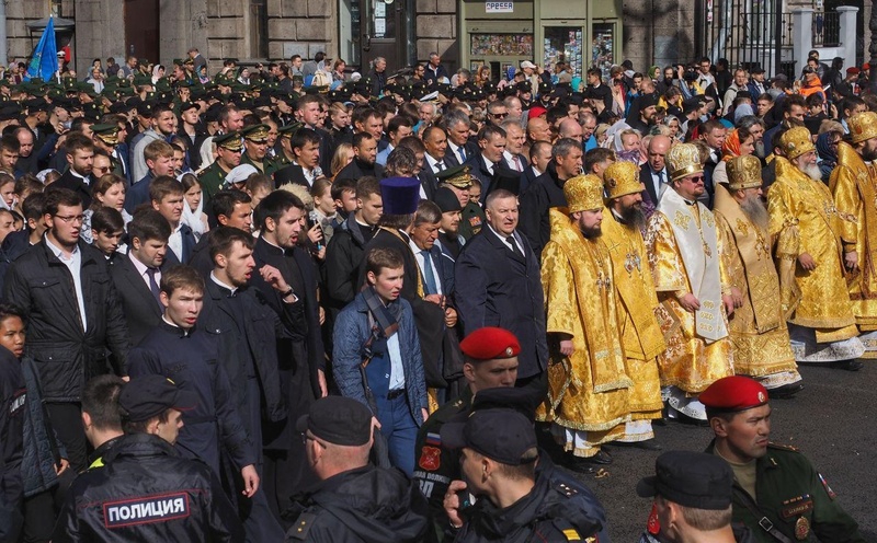 12 сентября депутат Законодательного Собрания Санкт-Петербурга Сергей Никешин принял участие в крестном ходе по Невскому проспекту от Казанского собора к Александро-Невской Лавре